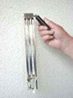 Schleuder-Psychrometer zur Messung der relativen Luftfeuchte, gehalten von Hand, mit Thermometerhalterung und Aluminiumkonstruktion.