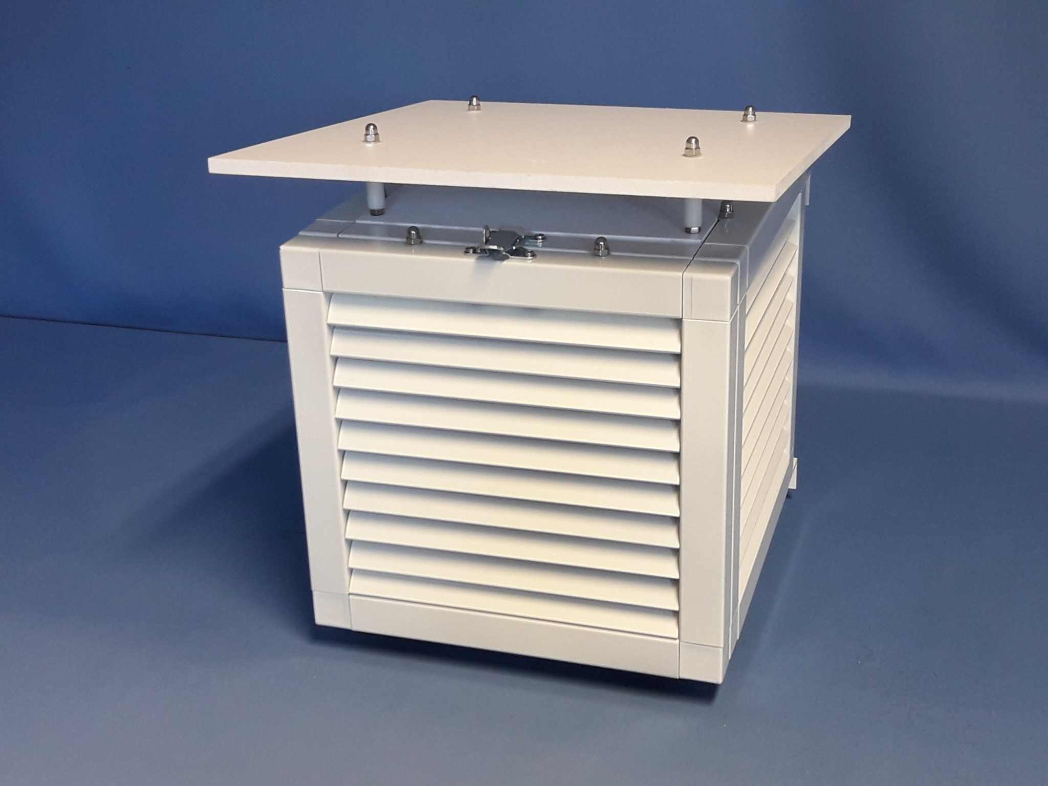 Wetterhütte mit modularer Bauweise, schützt Messgeräte vor Strahlung und Niederschlag, mit weißem Kunststoff-Lamellensystem.