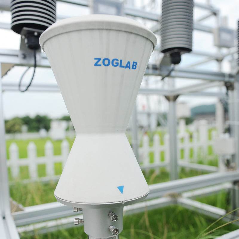 Automatischer Niederschlagsmesser im Freien mit Wippentechnologie für präzise Regenmessung.
