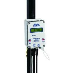 Niederschlagsdatenlogger mit hinterleuchtetem Display zur Erfassung und Speicherung von Niederschlagsdaten, montiert an einem schwarzen Mast.