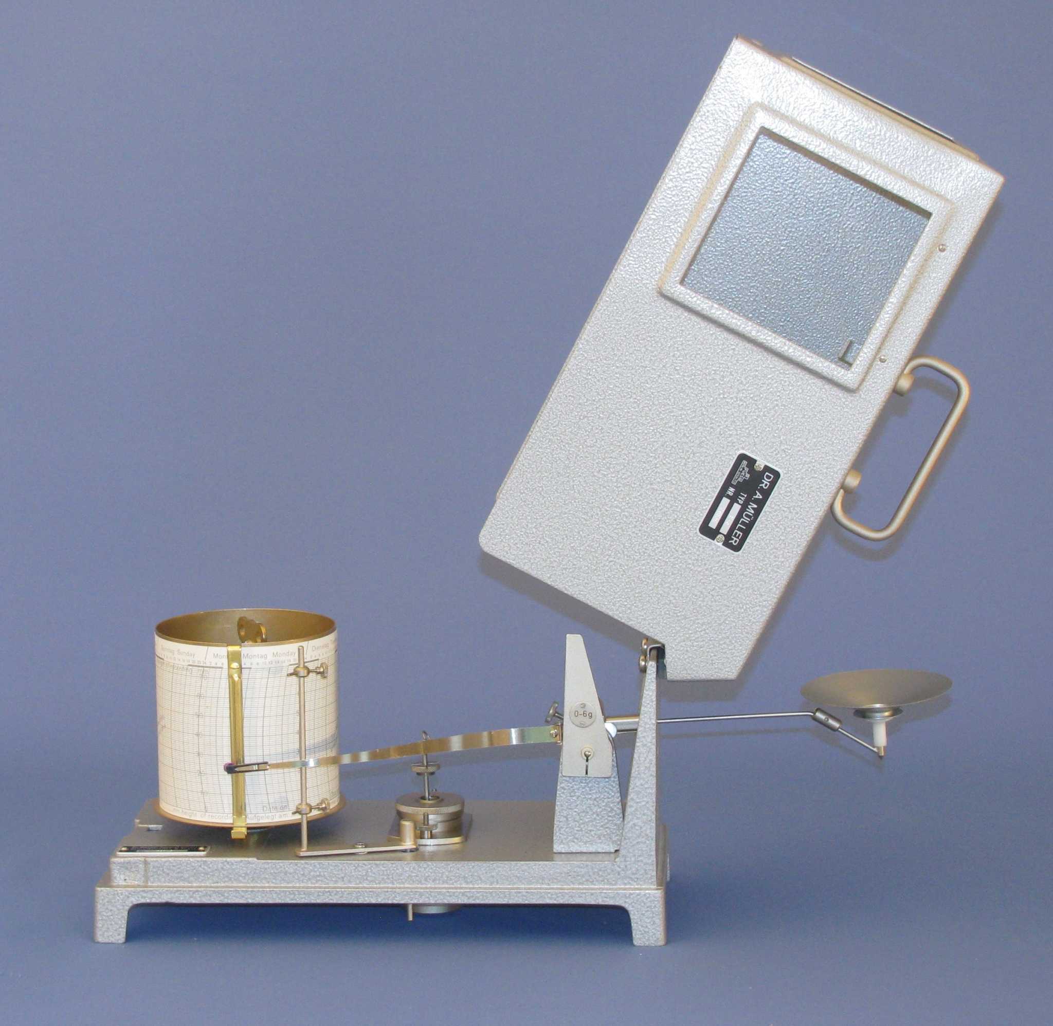 Blattbenetzungschreiber for measuring dew precipitation, featuring metal housing and oil-damped balance.