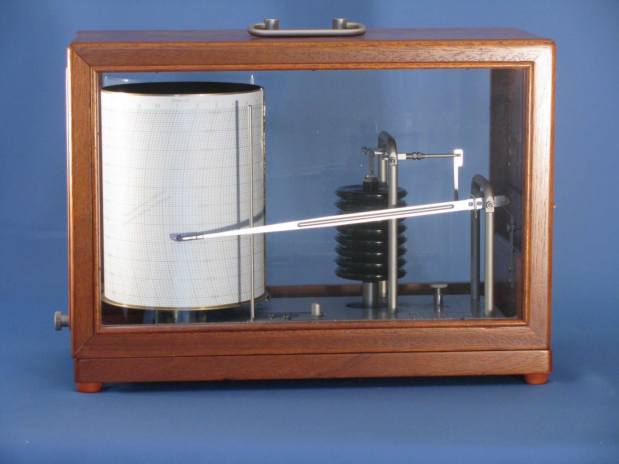 Große Barograph 78b in elegant wood casing with wide recording drum and precision measurement components.