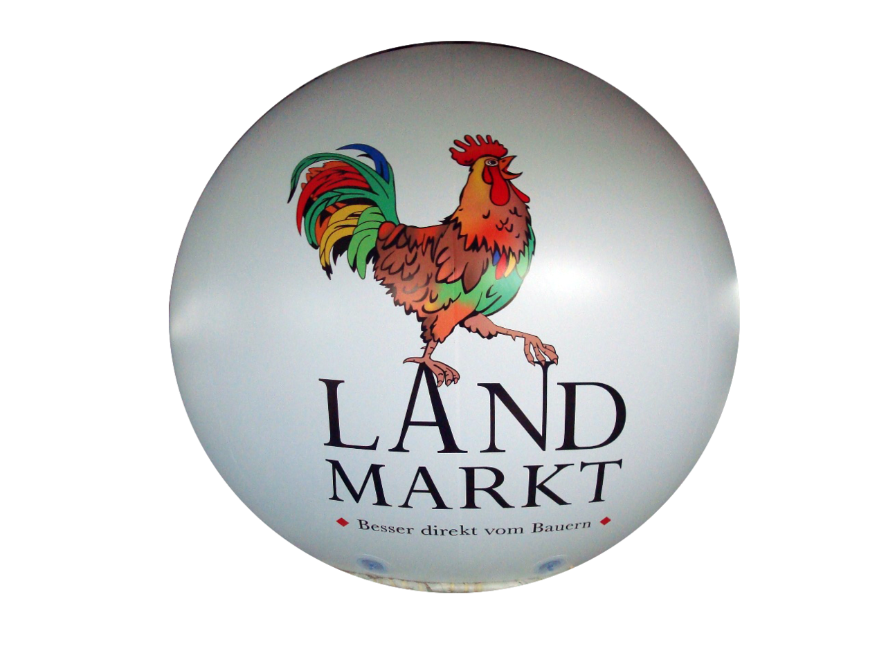 PVC Grossballon mit buntem Hahn-Design und „Land Markt“- Logo, B-Ware mit optischen Mängeln.