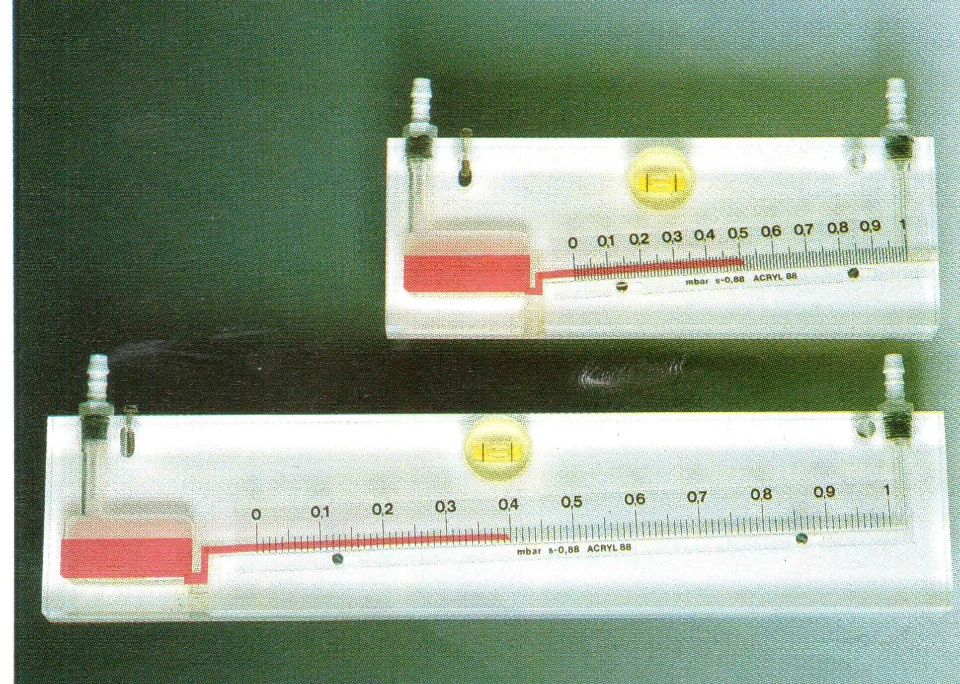 Schrägrohr-Manometer auf Metallplatte zur Messung kleiner Drücke, zwei Modelle mit Skalenanzeige.