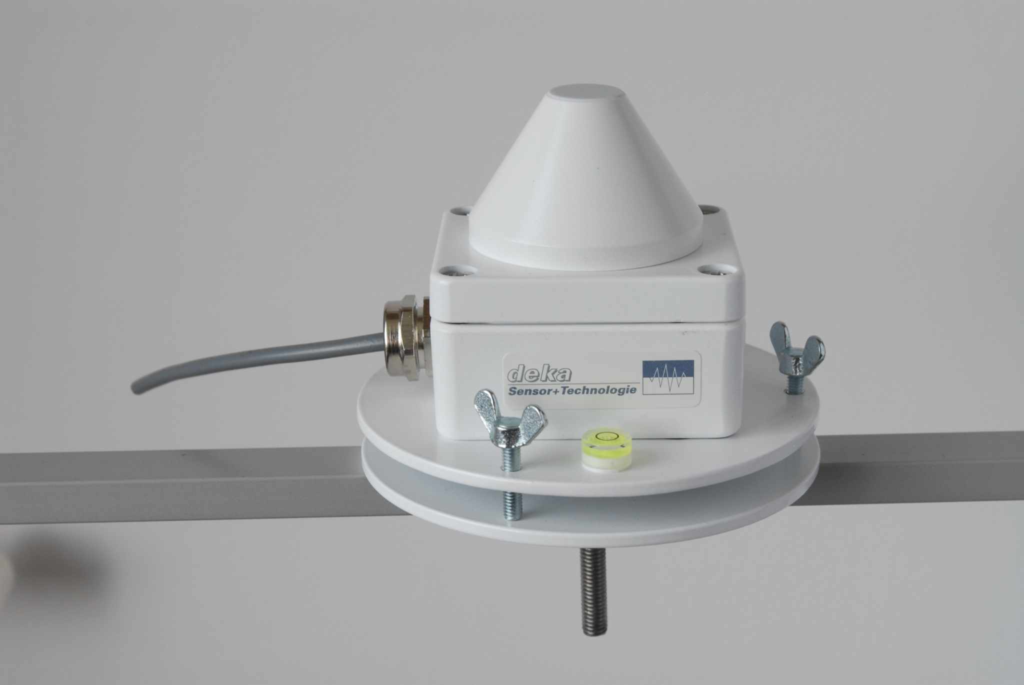 3-Punktjustageplatte for precise leveling of radiometer and photometric sensors on mast.