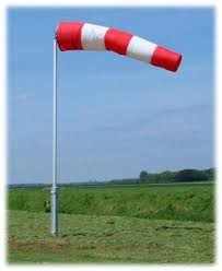 Windsackhülle rot/weiß für Korbdurchmesser 30 cm im Freien auf Mast montiert.