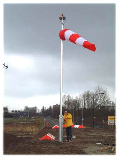 Windsack-Station HIM 80 MB with red and white windsock and lighting, installed outdoors.