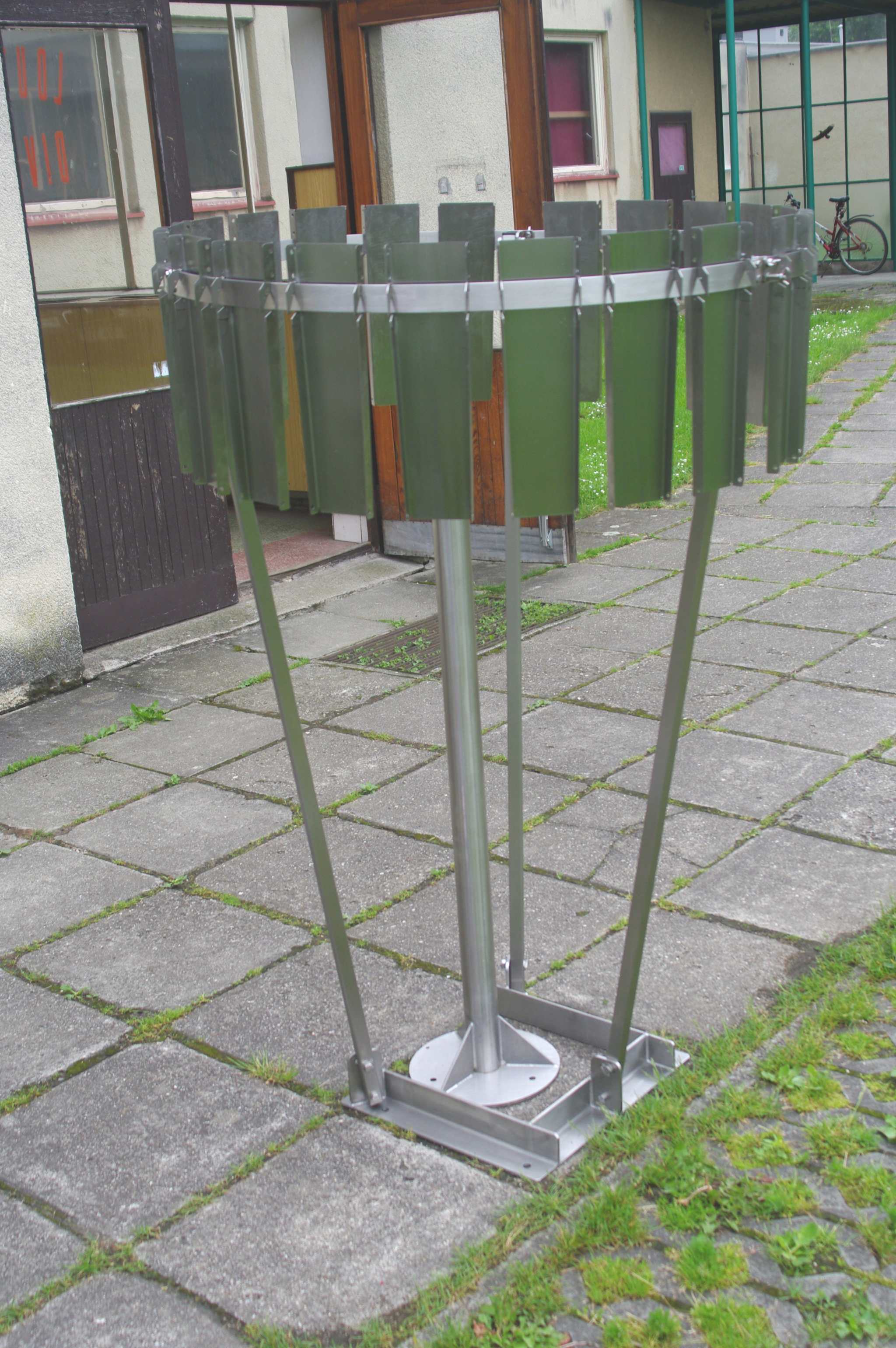 Schraubfundamentadapter für Windschutz nach Tretjakov auf modularer Stahlbetonplatte montiert.