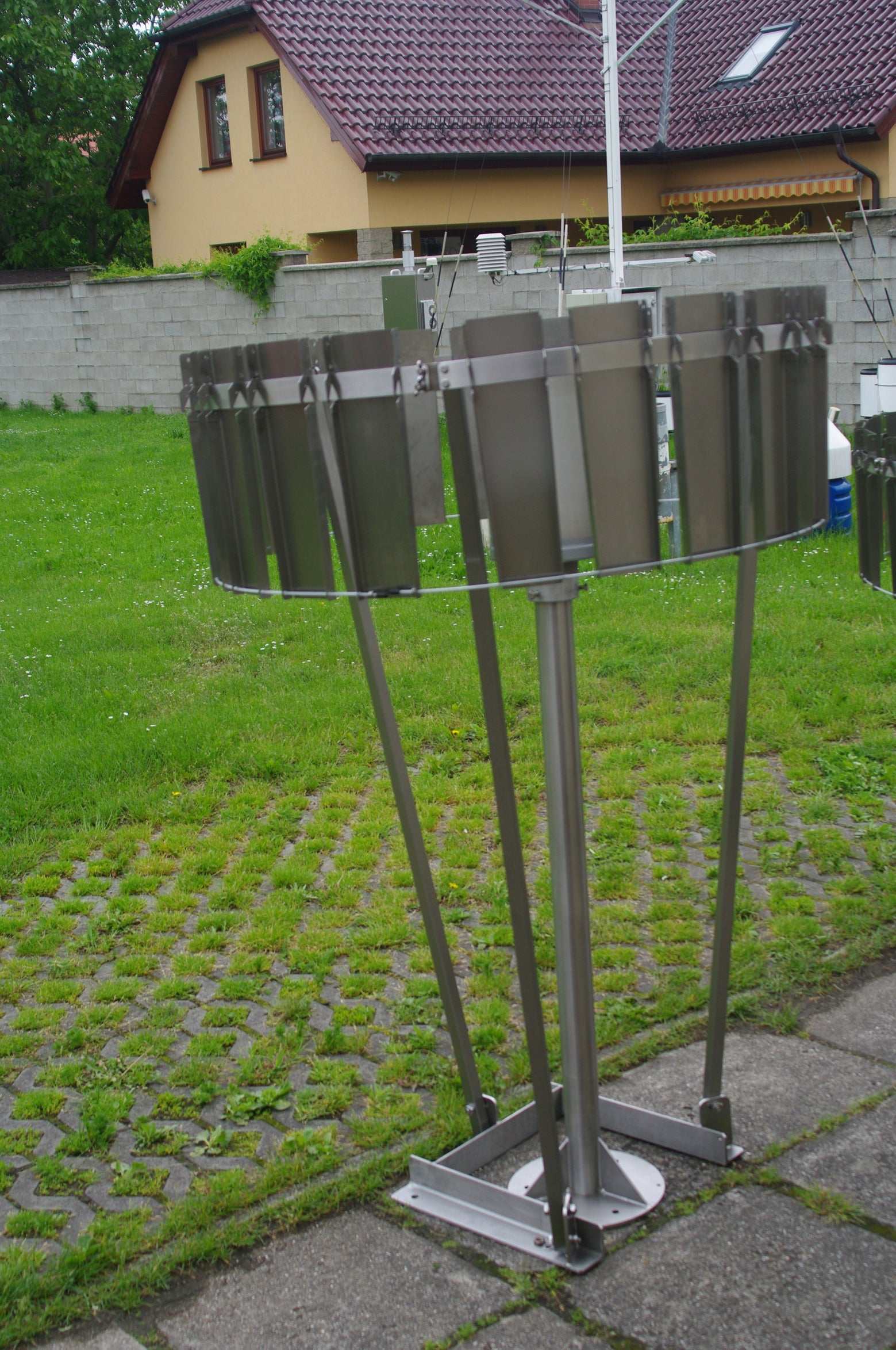 Windschutz nach Tretjakov with metal lamellae, designed for aerodynamic rain measurement.