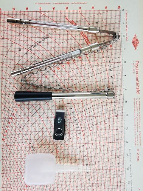 Schleuder-Psychrometer nach Fuess with stainless steel chain, thermometers, and graphing table for humidity measurement.