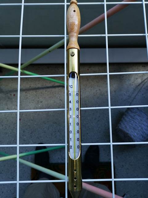 Gärtnereithermometer mit Gehäuse und Holzgriff