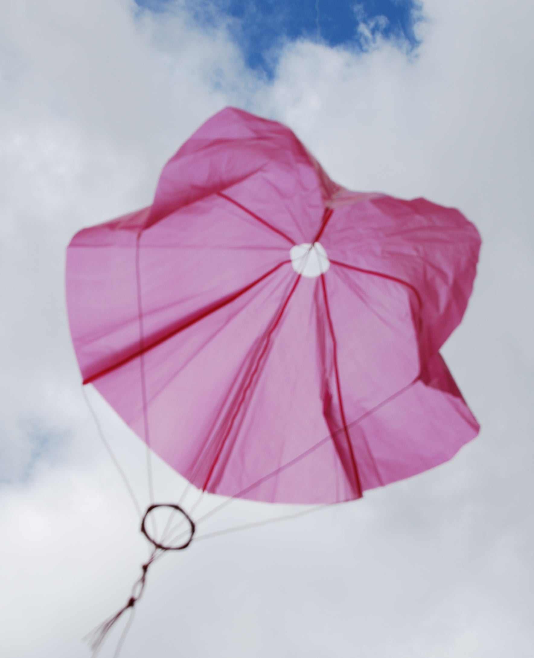 Meteorologischer Fallschirm PC 055 in Aktion am Himmel.