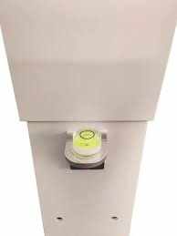 Wasserwaage auf Professional for rain gauge installation and control.
