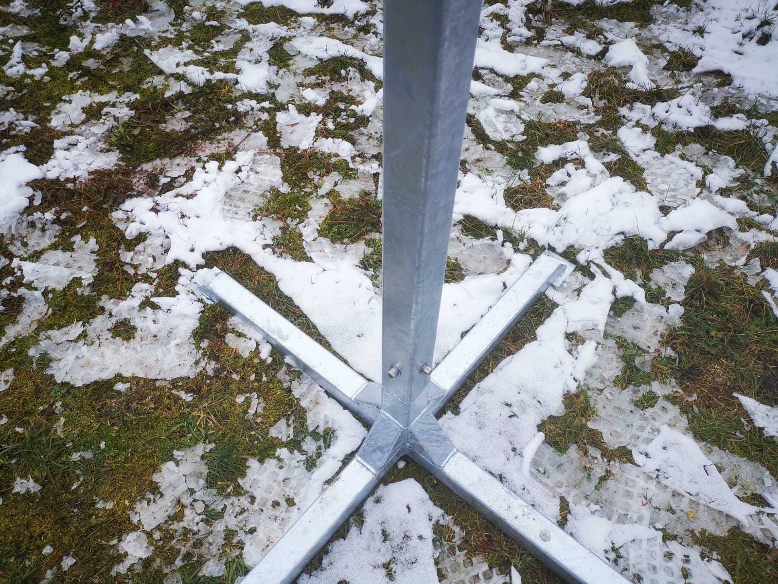 Freestanding aluminum U-profile base for modular weather hut construction.