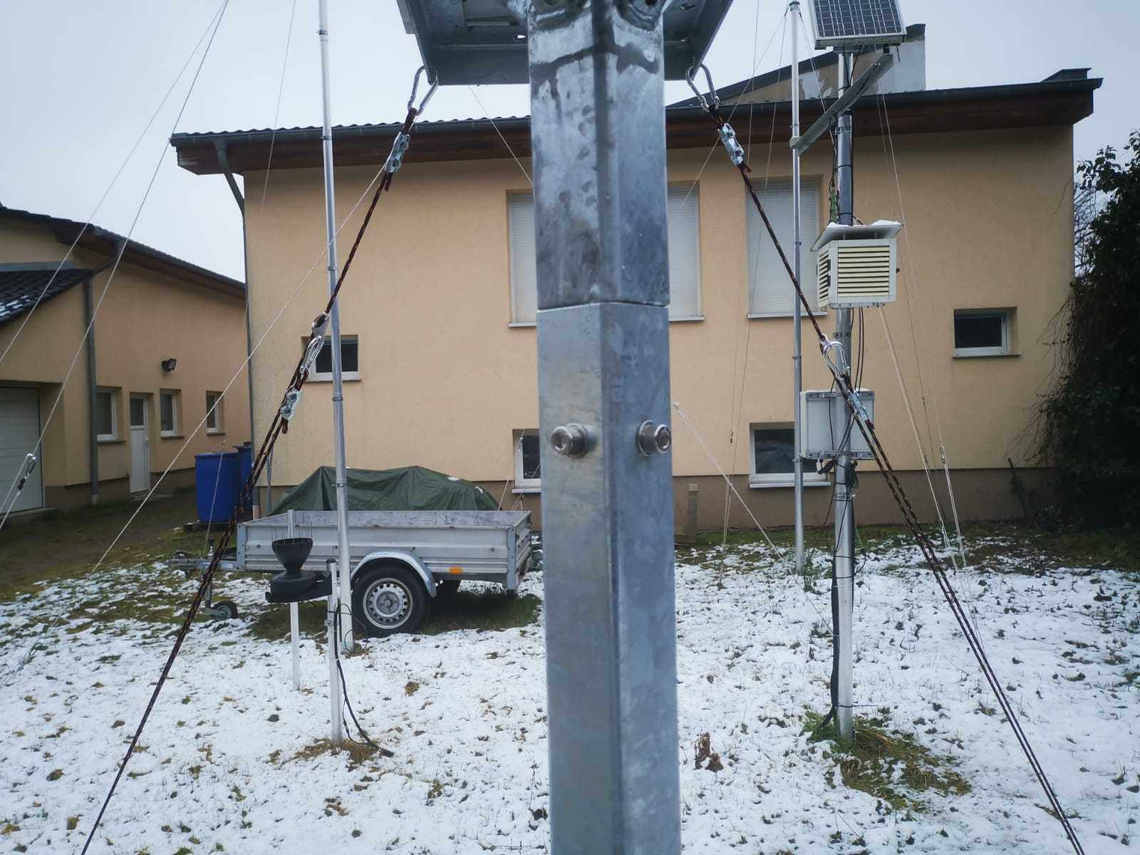 Mobile modular mast for weather station with guy wires and ground anchors, 50 cm length.