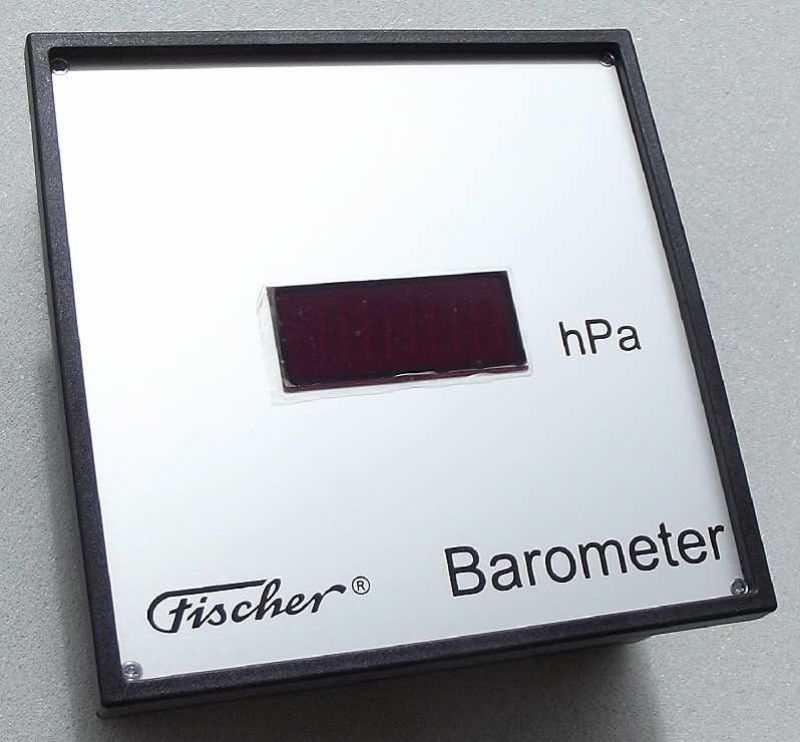 Analoges Präzisionsbarometer mit LED-Display und hPa Anzeige.