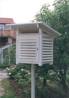 Meteograph 253 in white protective enclosure for precise weather measurement.