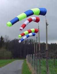 Windsackhüllen an Masten im Freien zur Messung der Windstärke und -richtung.