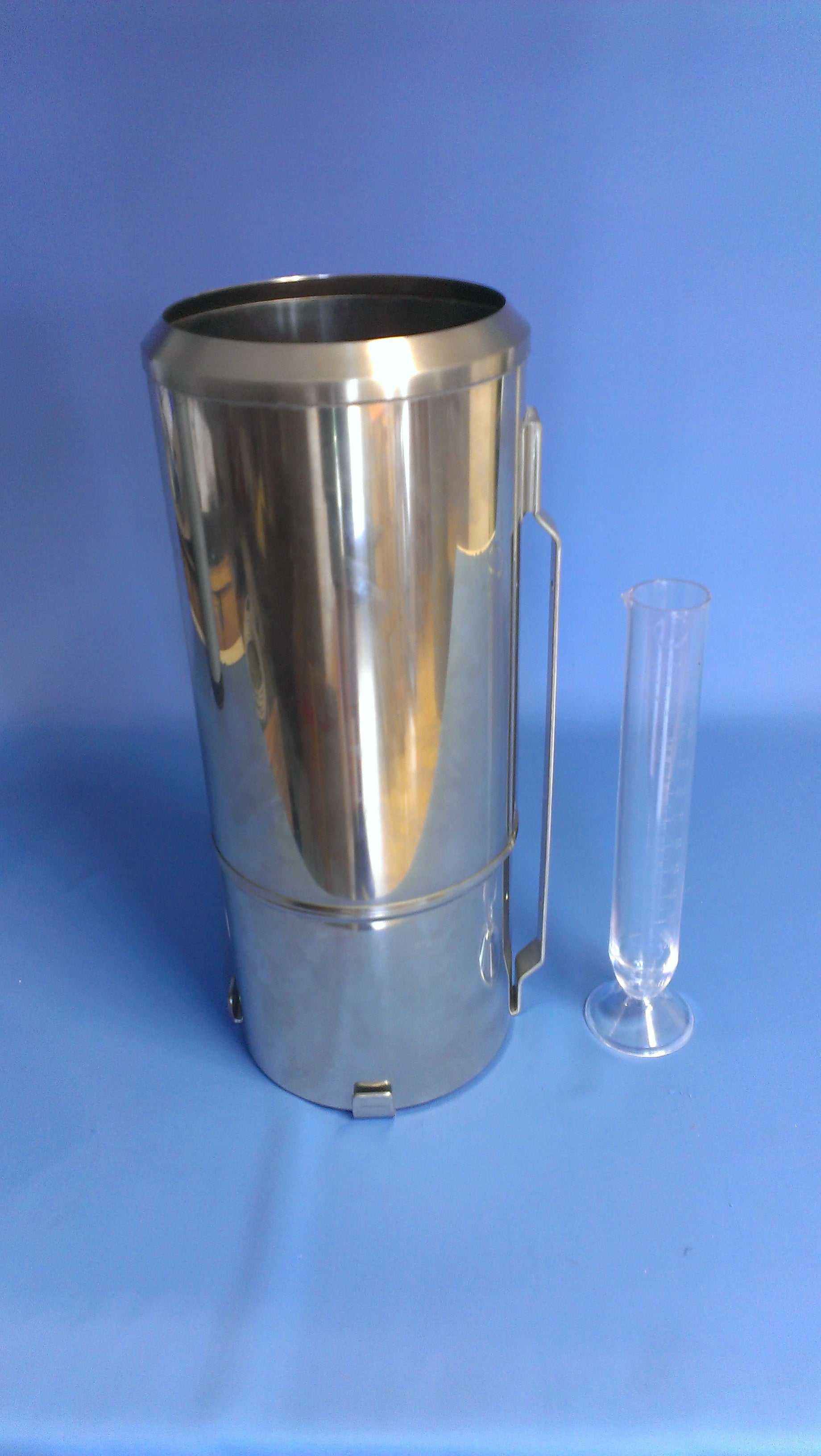 Doppelwandiger Regenmesser aus Edelstahl, 200 cm² Auffangfläche, mit Messzylinder.