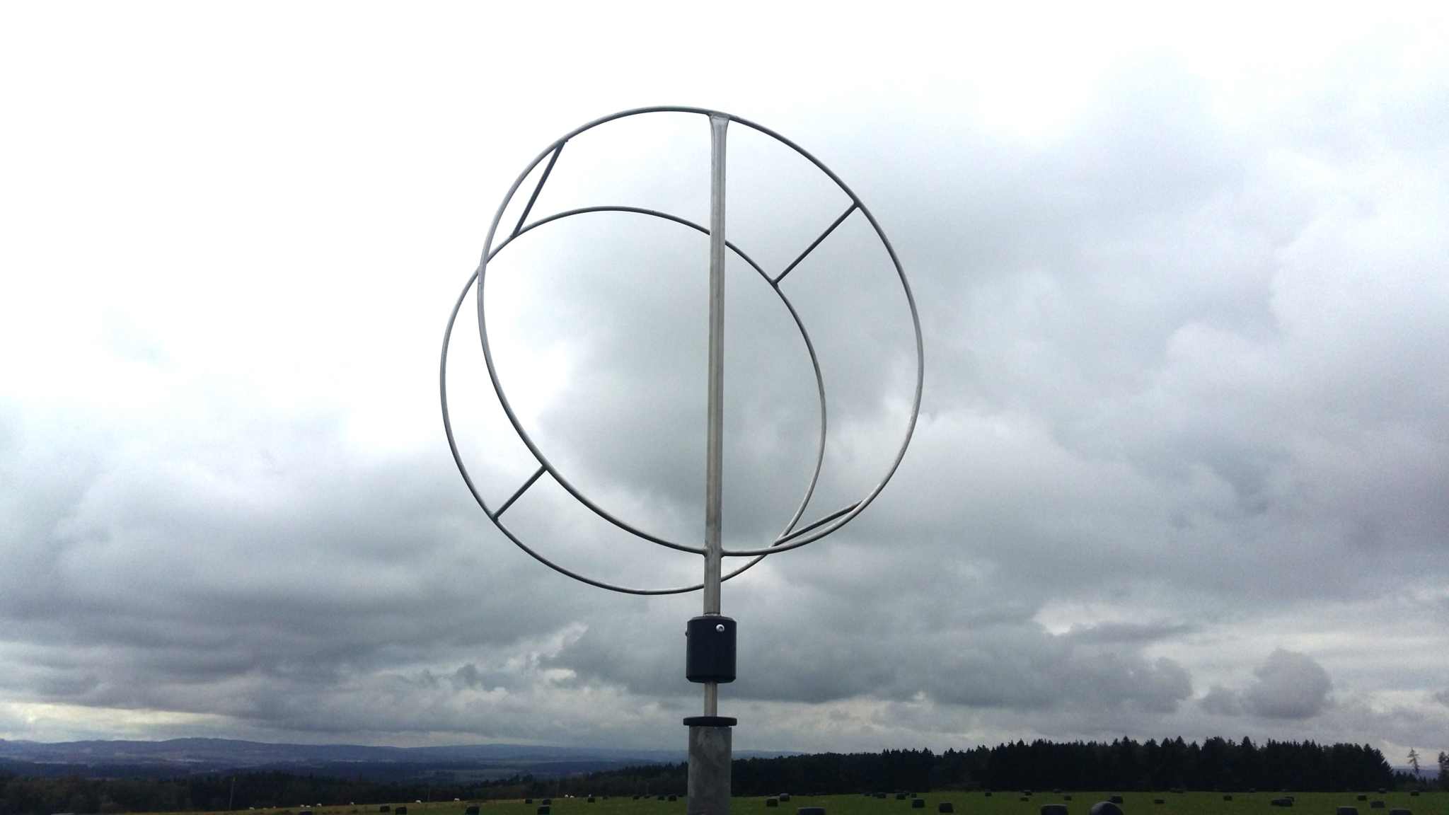 Korb für Windsack aus Edelstahl auf Mastrohr, 50 cm Durchmesser, konform mit FAA/ICAO Normen.