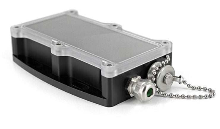 Witterungschutzgehäuse aus schwarzem eloxiertem Aluminium mit wasserdichtem Kommunikationszugangsstecker und klarem Deckel.
