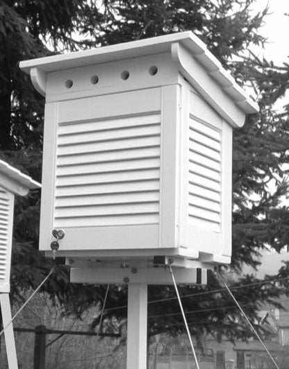 Thermometerhütte zum Schutz meteorologischer Messgeräte, weiß lackiert und mit verschließbarer Tür.