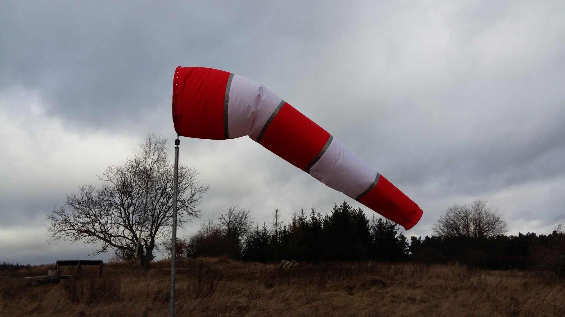 Windsackhülle für Korbdurchmesser 100 cm, rote und weiße Segmente, montiert auf einem Metallgestell im Freien.