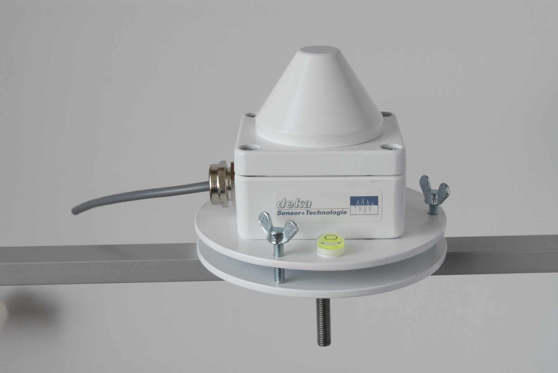 3-Punktjustageplatte for precise leveling of radiometer and photometric sensors on mast.