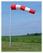 Windsackhülle rot/weiß für Korbdurchmesser 30 cm im Freien auf Mast montiert.
