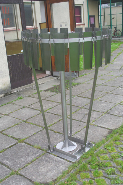 Schraubfundamentadapter für Windschutz nach Tretjakov auf modularer Stahlbetonplatte montiert.