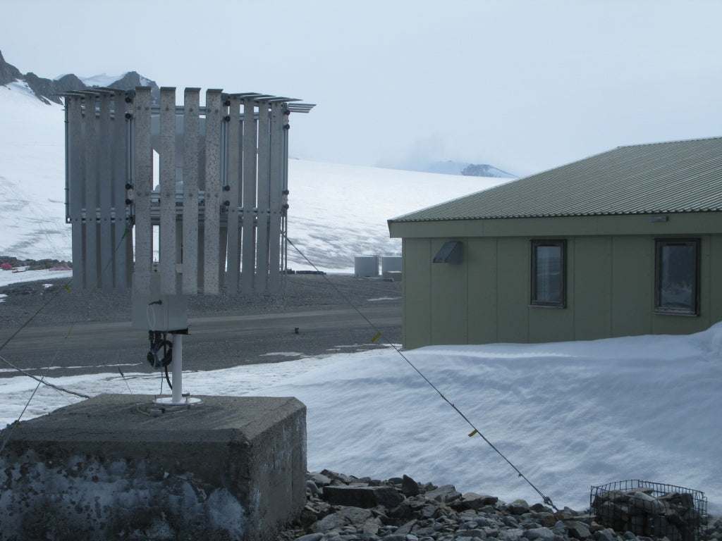 Automatischer Regenmesser UPG in winterlicher Umgebung, robustes Aluminiumgehäuse, aerodynamisches Design zur Fehlerminimierung.