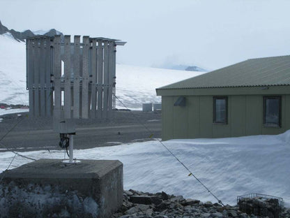 Automatischer Regenmesser UPG in winterlicher Umgebung, robustes Aluminiumgehäuse, aerodynamisches Design zur Fehlerminimierung.