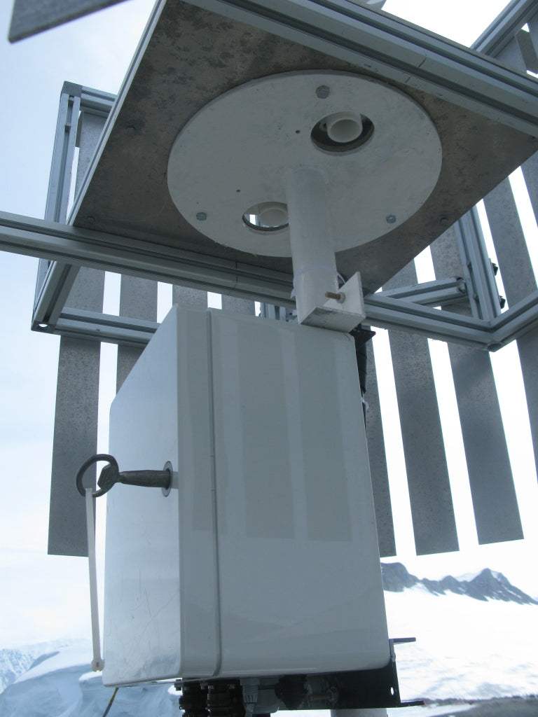 Automatischer Regenmesser UPG mit Kippwaage und robustem Aluminiumgehäuse in aerodynamischer Form.