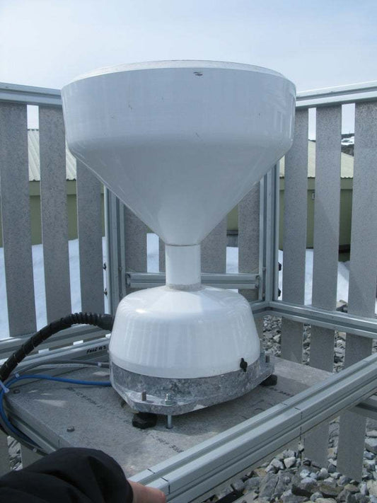 Automatischer Regenmesser UPG mit Aluminiumgehäuse und Kippwaage, installiert bei extremen klimatischen Bedingungen.