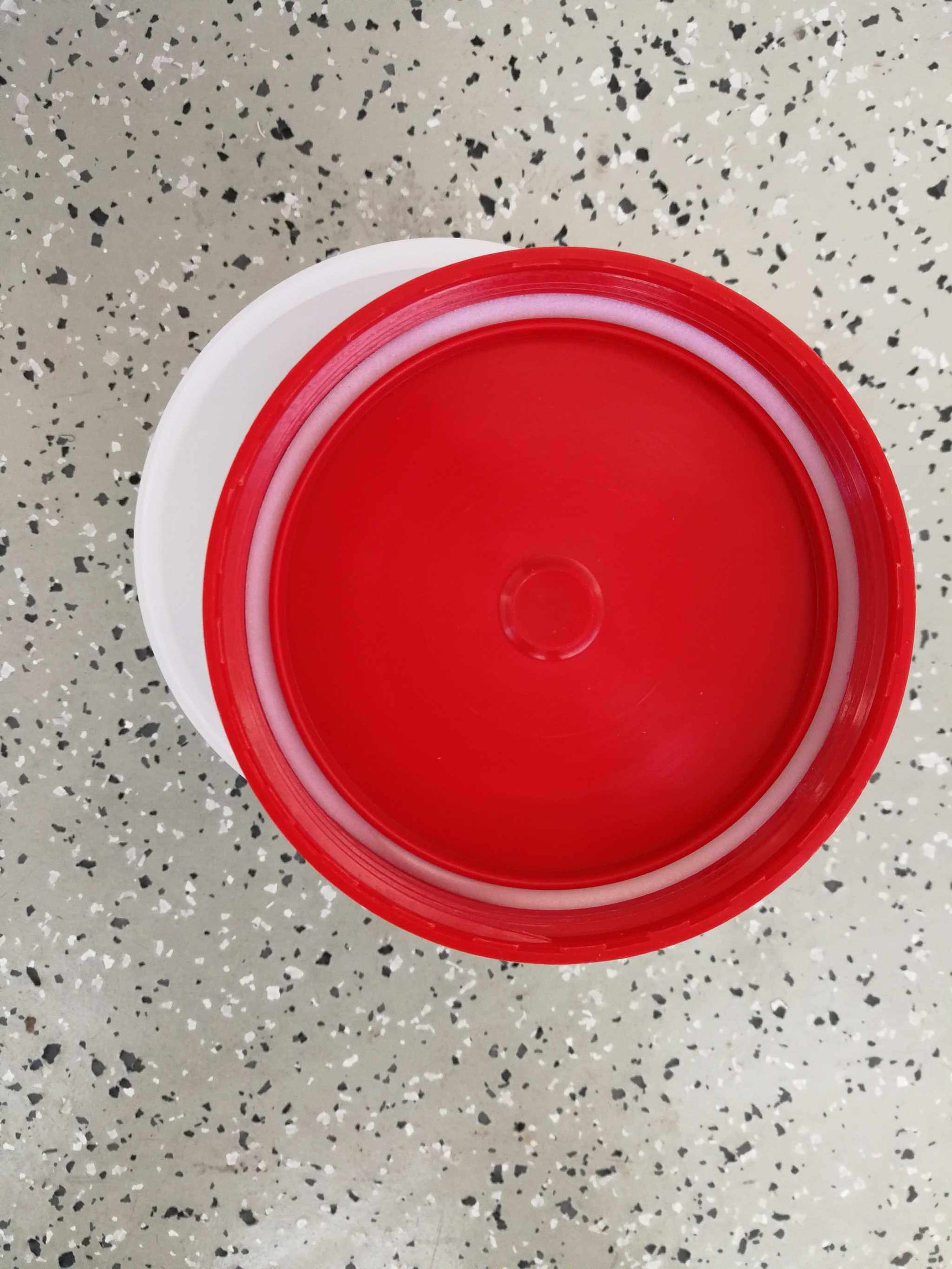 Weithalsrunddose aus HDPE mit rotem Deckel für Staubmessgerät nach Bergerhoff, 1,5 l.