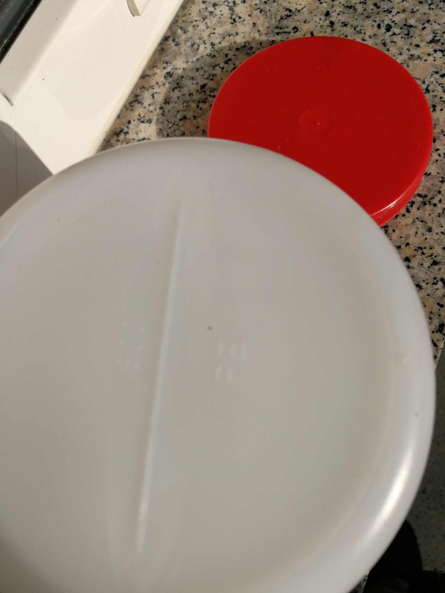 Weithalsrunddose aus HDPE mit rotem Deckel für Staubmessgerät.