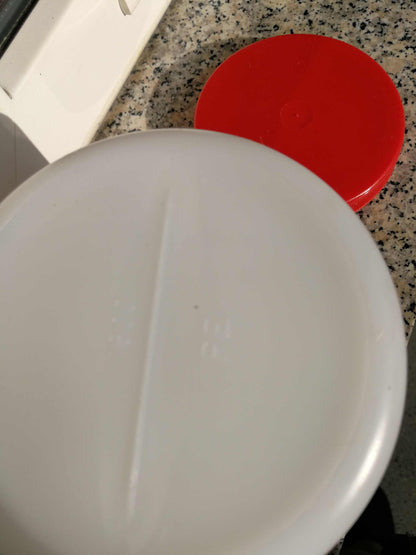 Weithalsrunddose aus HDPE mit rotem Deckel für Staubmessgerät.