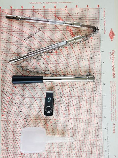 Schleuder-Psychrometer nach Fuess with stainless steel chain, thermometers, and graphing table for humidity measurement.