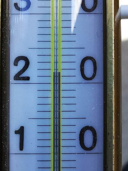 Gärtnereithermometer with brass casing and wood handle for soil temperature measurement in gardens.