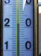 Gärtnereithermometer with brass casing and wood handle for soil temperature measurement in gardens.