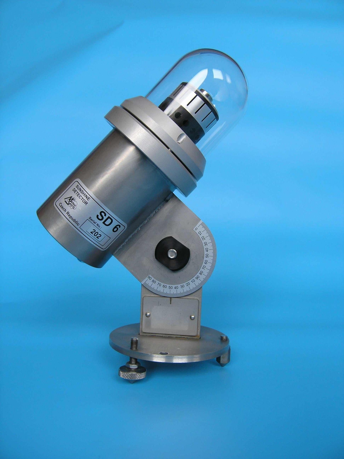 Sonnenscheindauergeber SD6 in silbernem Design mit Glaszylinder auf stabilem Montagearm.