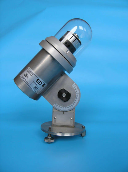 Sonnenscheindauergeber SD6 in silbernem Design mit Glaszylinder auf stabilem Montagearm.