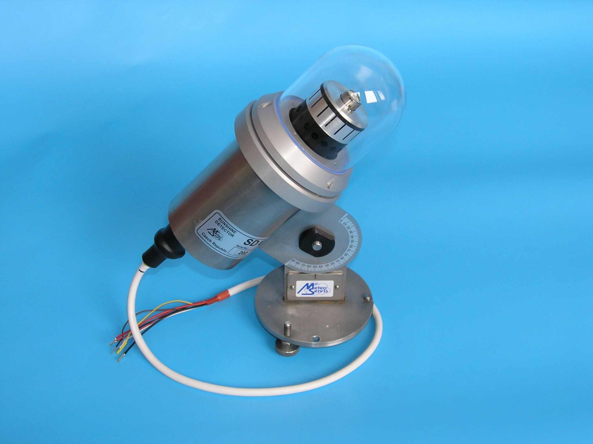 Sonnenscheindauergeber SD6 mit Glaszylinder, Montagearm und Kabel auf blauem Hintergrund.