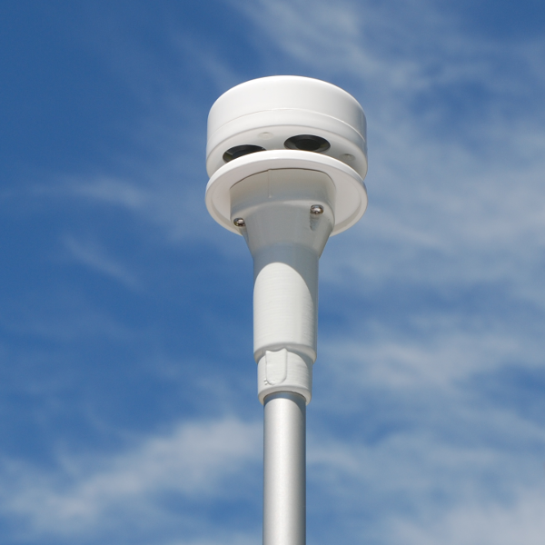 Kombinierter Ultraschallwindsensor CV7 für effiziente Windmessung mit vielfältigen Anschlussmöglichkeiten vor blauem Himmel.