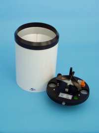 Automatischer Niederschlagsmesser mit Kippwaage, präziser Sensor, modernes Design.