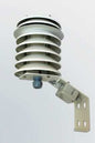 Solarventilierte Strahlungsschutzhütte mit Aluminiumlamellen für präzise Messungen bei Windstille.