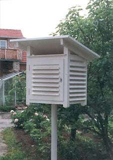 Weiße Registriergerätehütte aus Holz mit verschließbarer Tür zum Schutz meteorologischer Messgeräte
