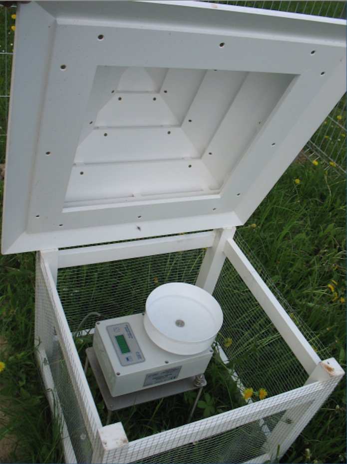 Verdunstungswaage nach Dr. Klausing im Testaufbau zur Messung der Evaporation, mit LC-Display im Freien.