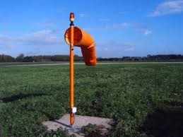 Windsackhülle für Korbdurchmesser 30 cm auf offenem Feld, rot/weiß gestreift, zur Windschätzung.