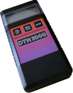 Digitales Temperaturmessgerät DTM 3000 mit Display und Bedientasten in Schwarz und Violett.
